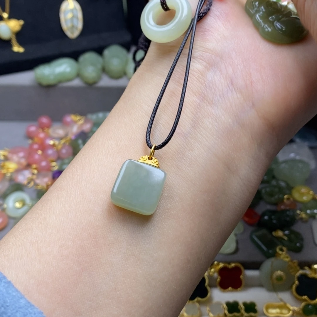 小***柔和田玉银S925镶嵌颈饰