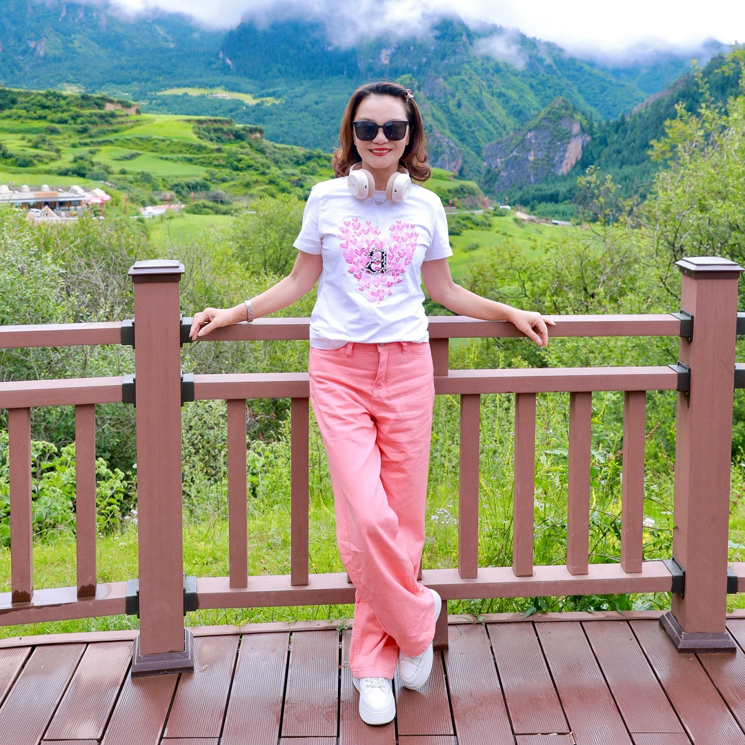 高腰粉色牛仔裤流行穿搭上衣时尚套装女夏简约爱心短袖T恤两件套