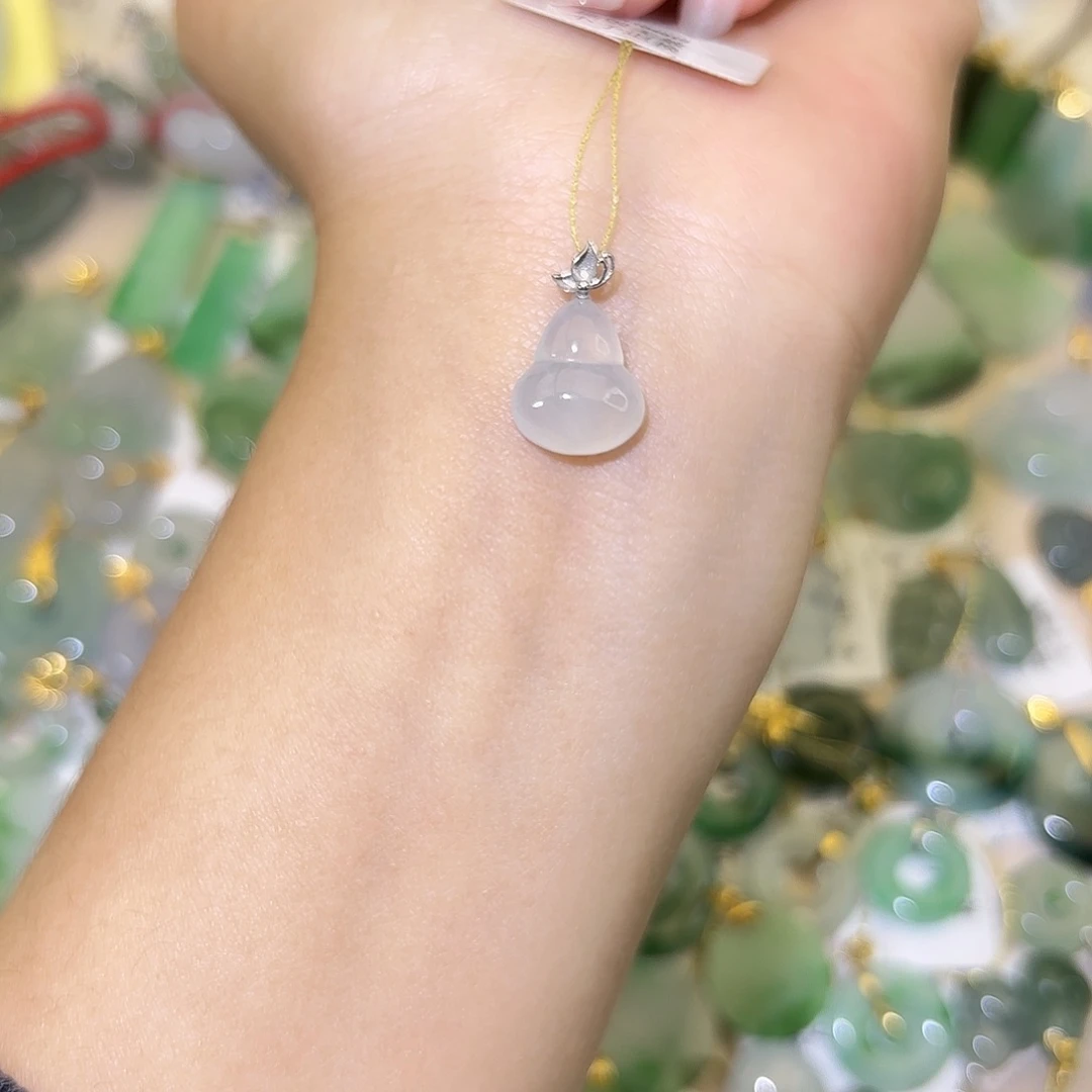 翡翠18K金镶嵌颈饰葫芦