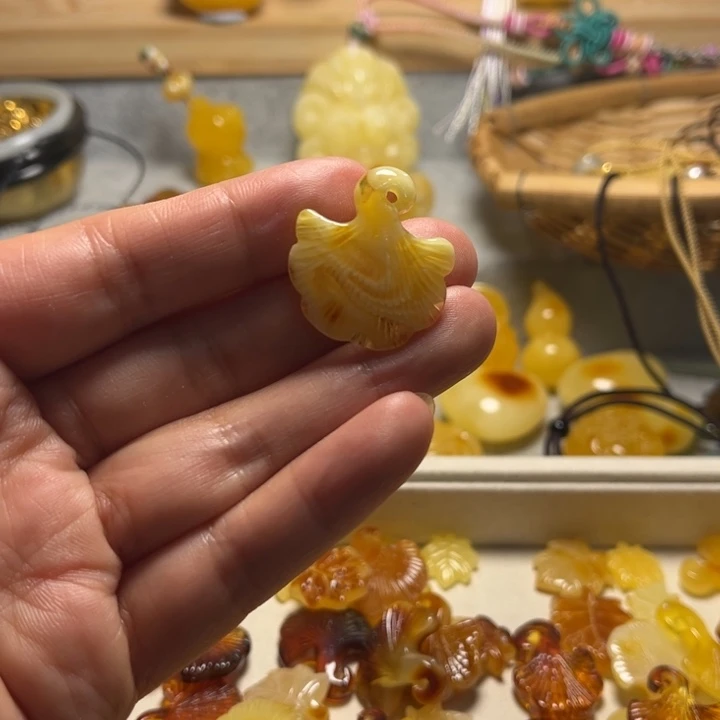 琥珀颈饰未镶嵌牧*灰蜜蜡