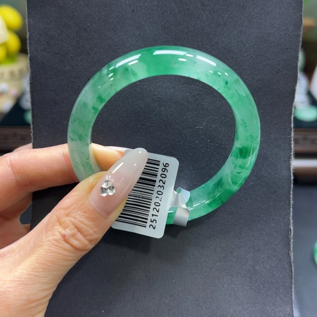 玉***石英质玉（非洲翠）未镶嵌手镯