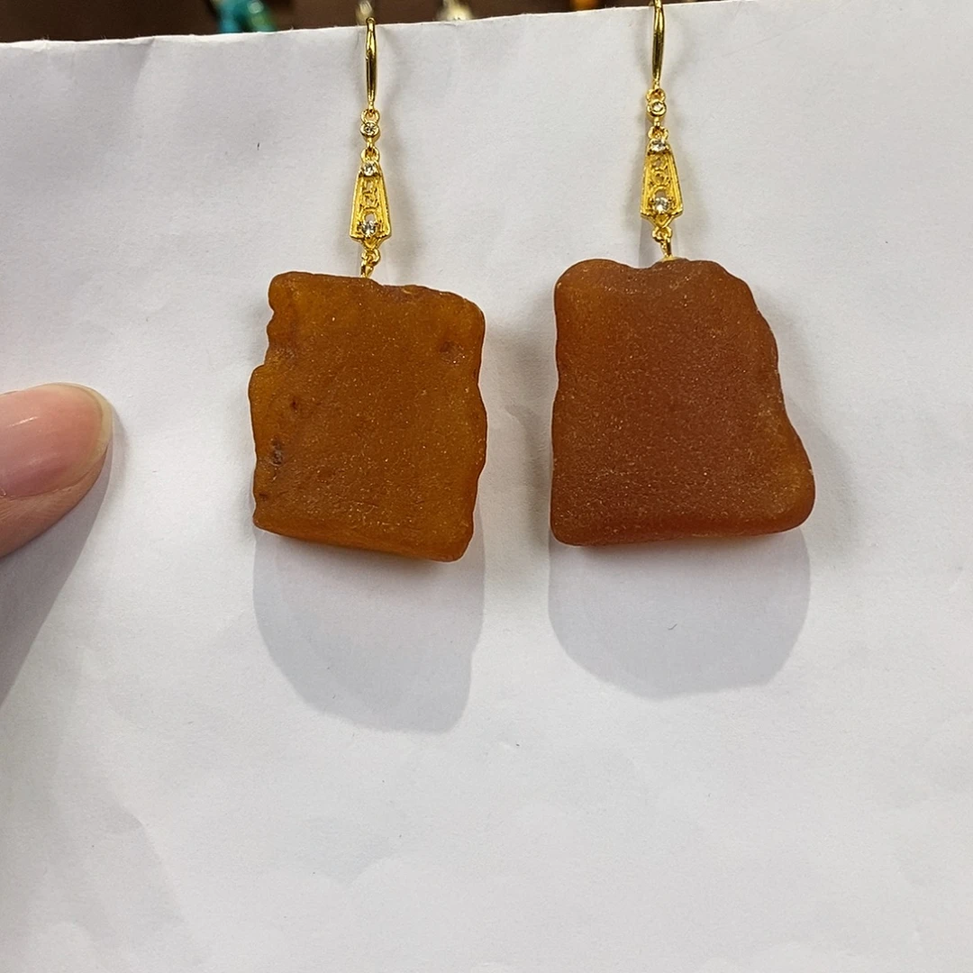 琥珀未镶嵌颈饰多人