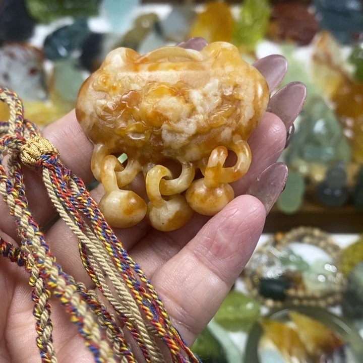 未镶嵌蛇纹石玉吊坠