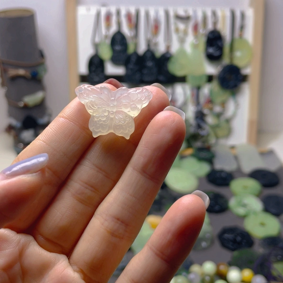 蛇纹石玉未镶嵌颈饰小*姑