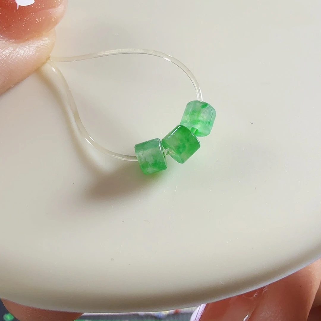 翡翠未镶嵌颈饰金丝绿