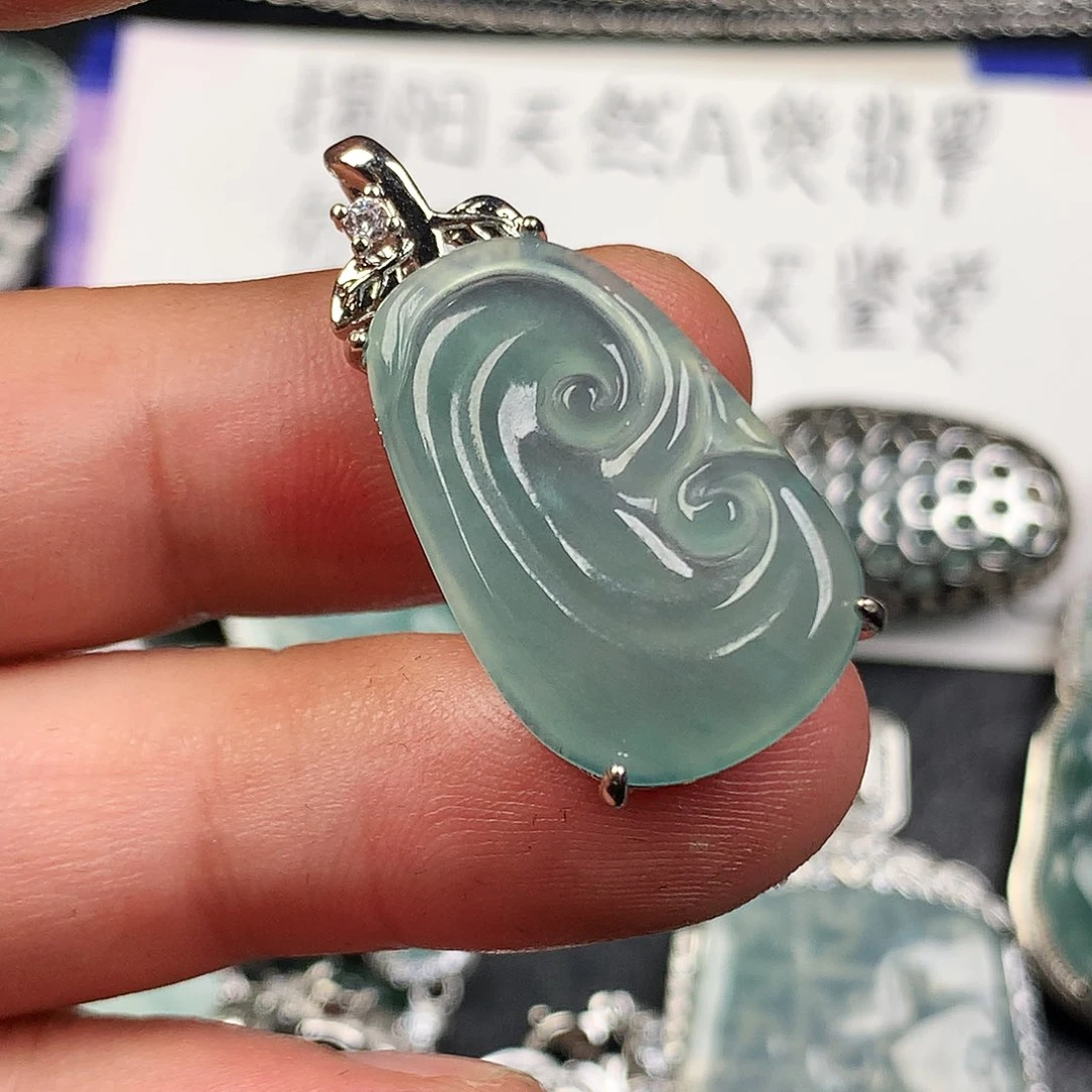 翡翠未镶嵌颈饰如意