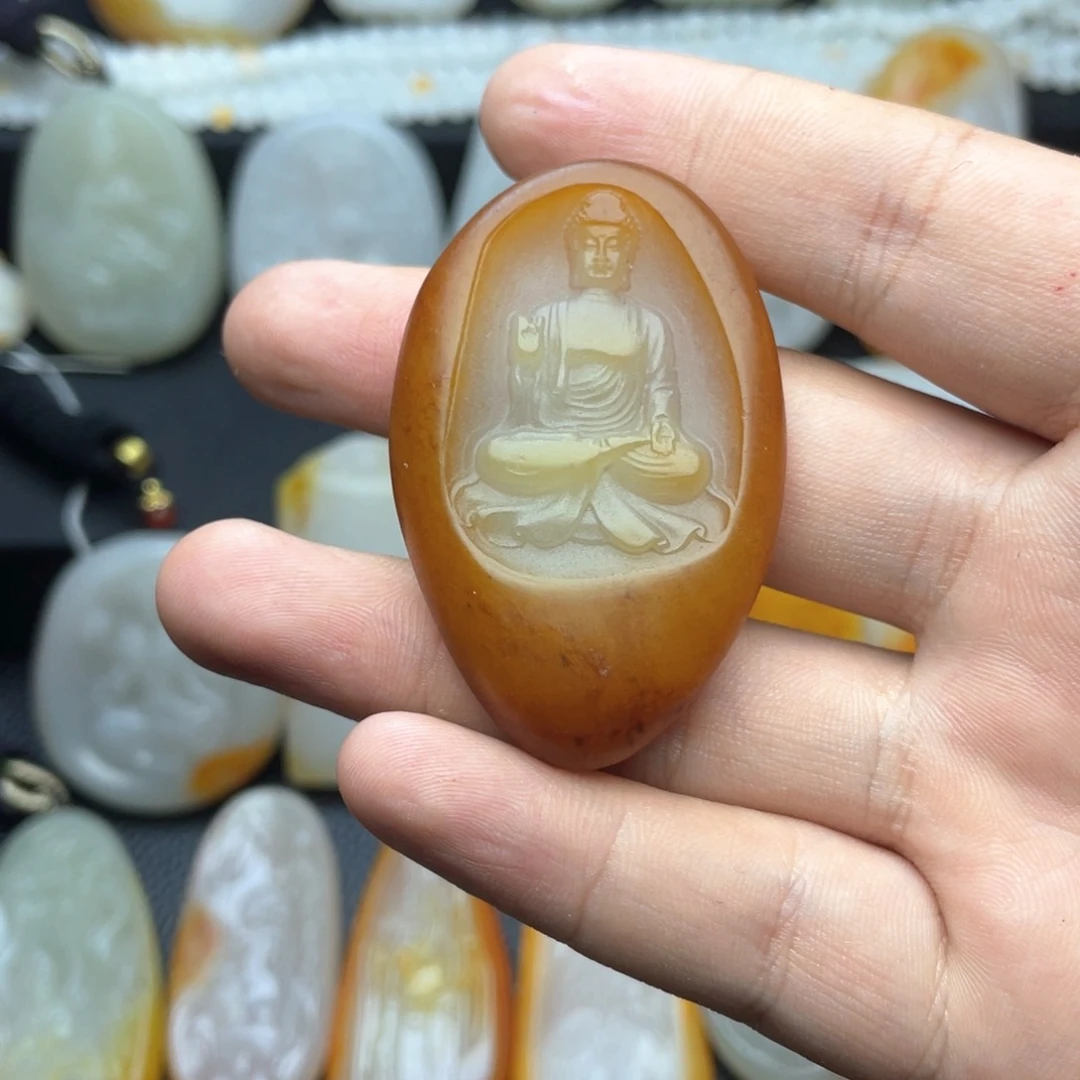 陆***彬和田玉未镶嵌颈饰