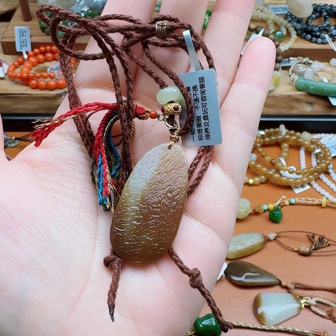 小***智和田玉（糖玉）未镶嵌颈饰