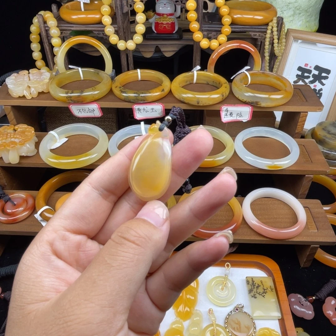 石英质玉（黄龙玉）未镶嵌颈饰