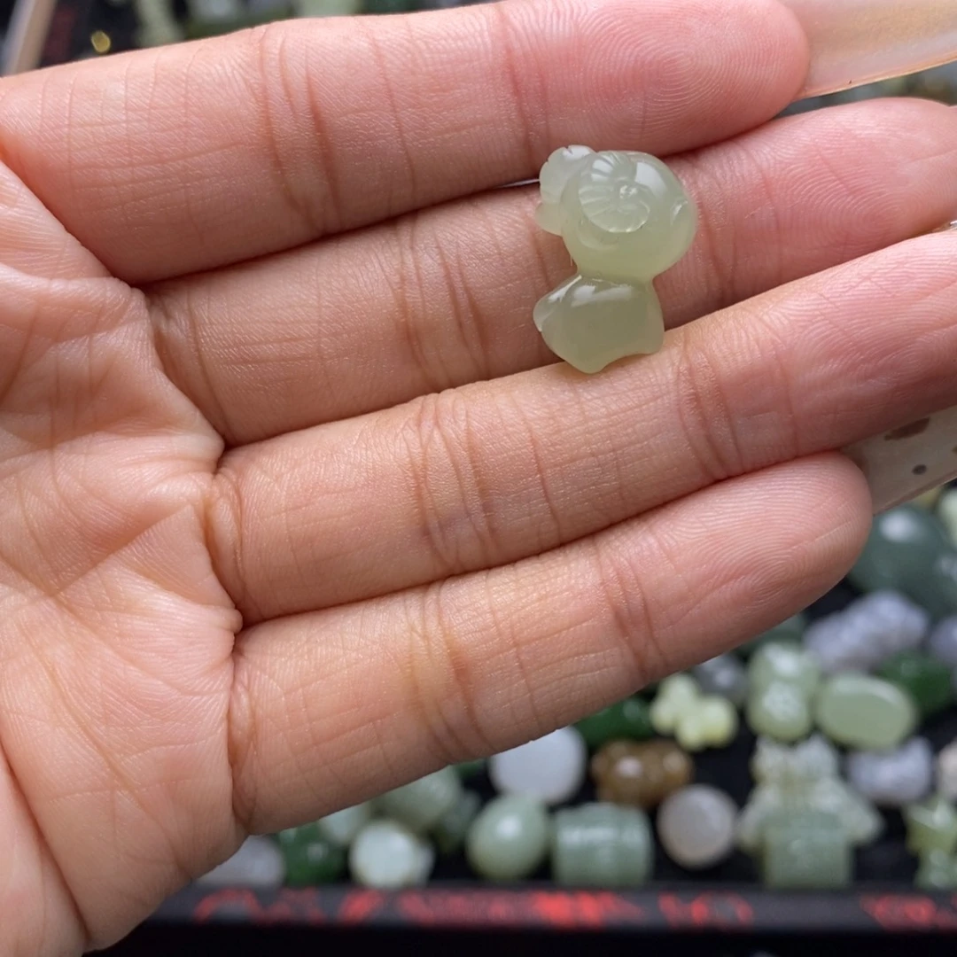 墨***生和田玉未镶嵌颈饰