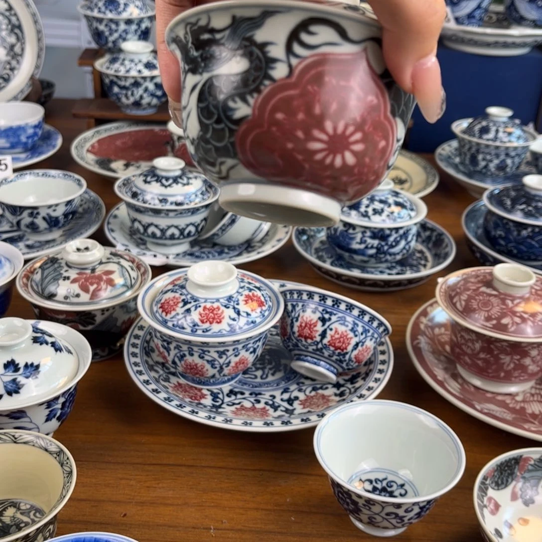 展***天微瑕青花釉里红龙盖碗