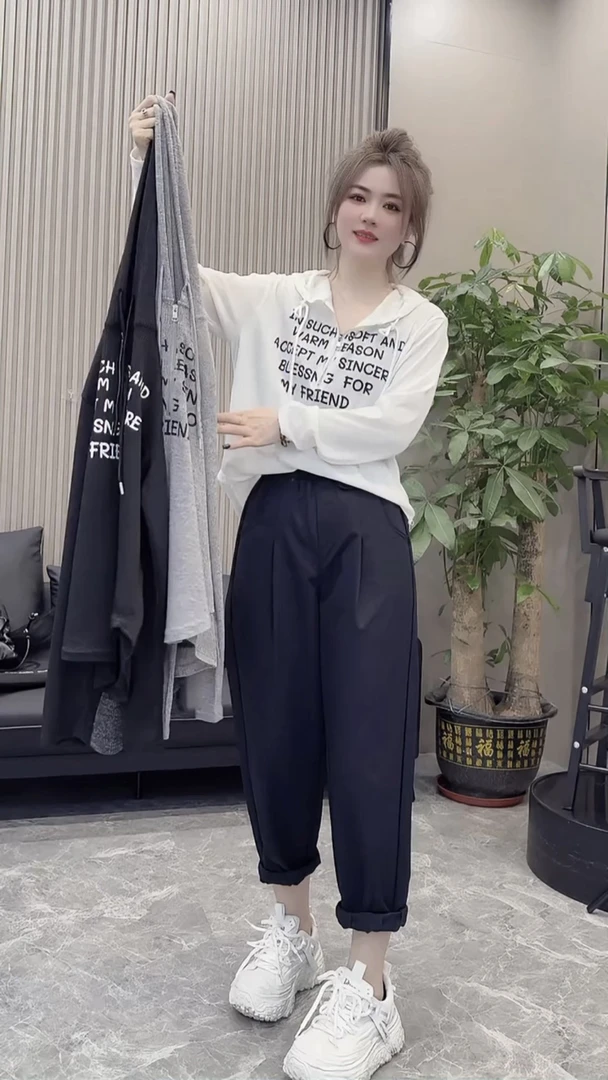 高端欧货2025早秋新款V领连帽字母印花长袖T恤女修身显瘦防晒上衣