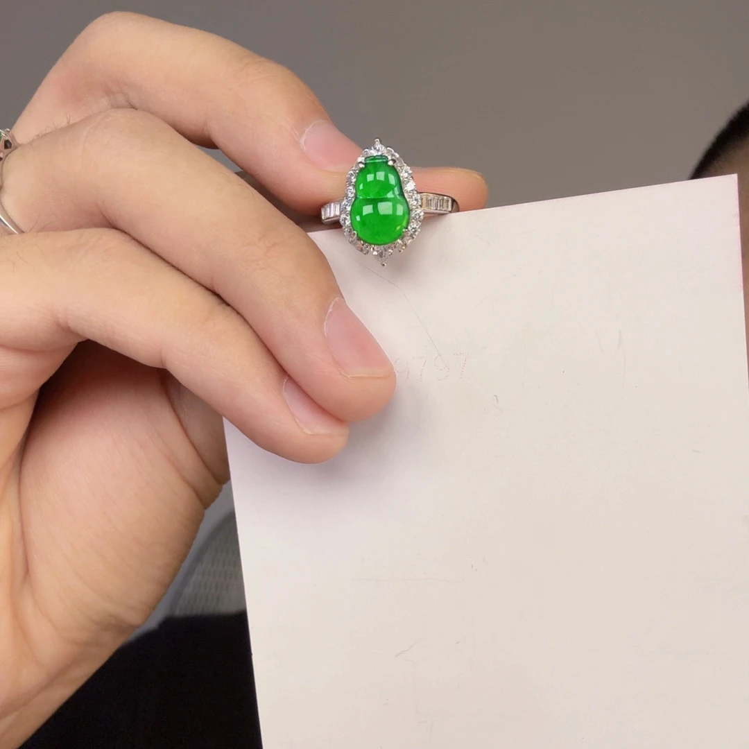 翡翠未镶嵌颈饰一件