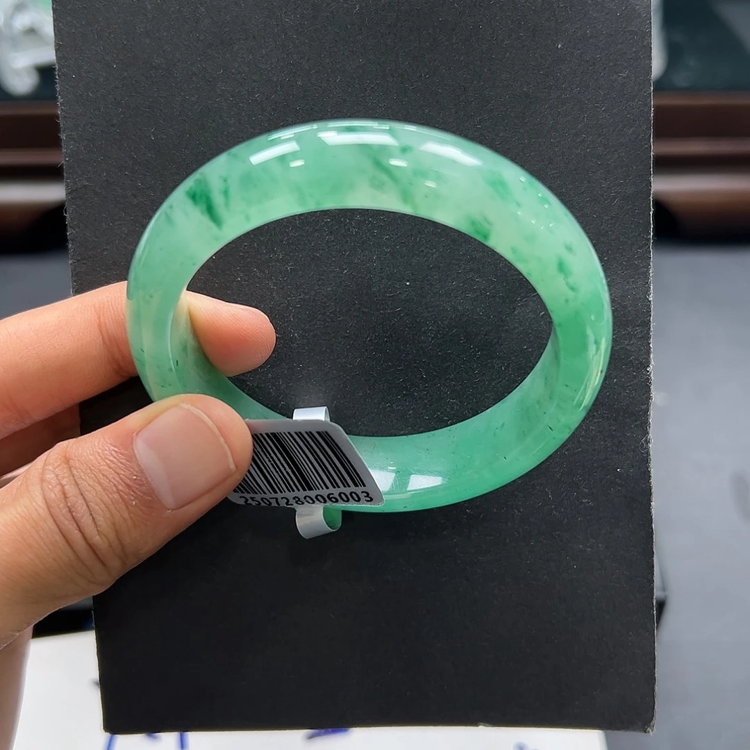 诗***雨石英质玉（非洲翠）未镶嵌手镯