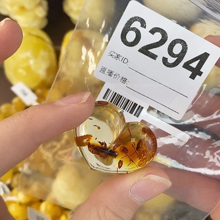 蜜蜡未镶嵌珠宝奇石