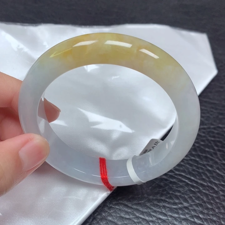 翡翠手镯未镶嵌。