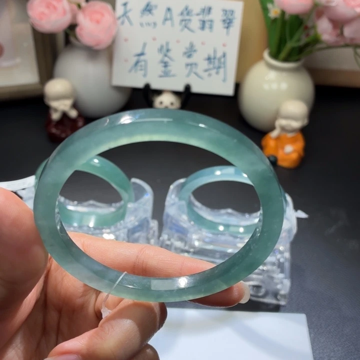 翡翠未镶嵌手镯淡冰蓝