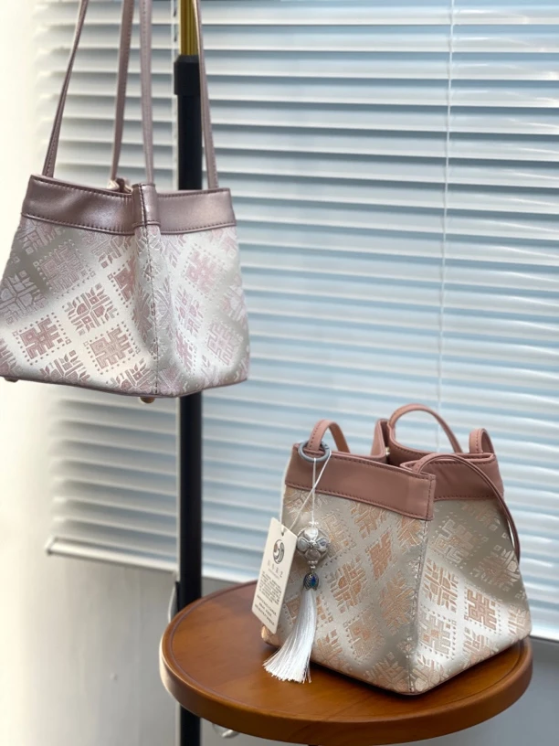 百鸟苗艺广西非遗壮锦手提包四角小方包