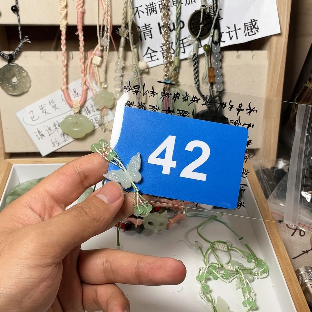 蛇纹石玉颈饰合金