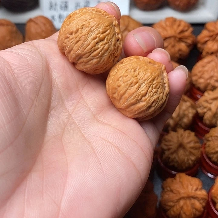 文玩核桃吊坠瓷娃
