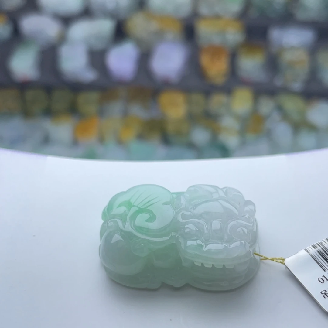 翡翠未镶嵌颈饰貔貅