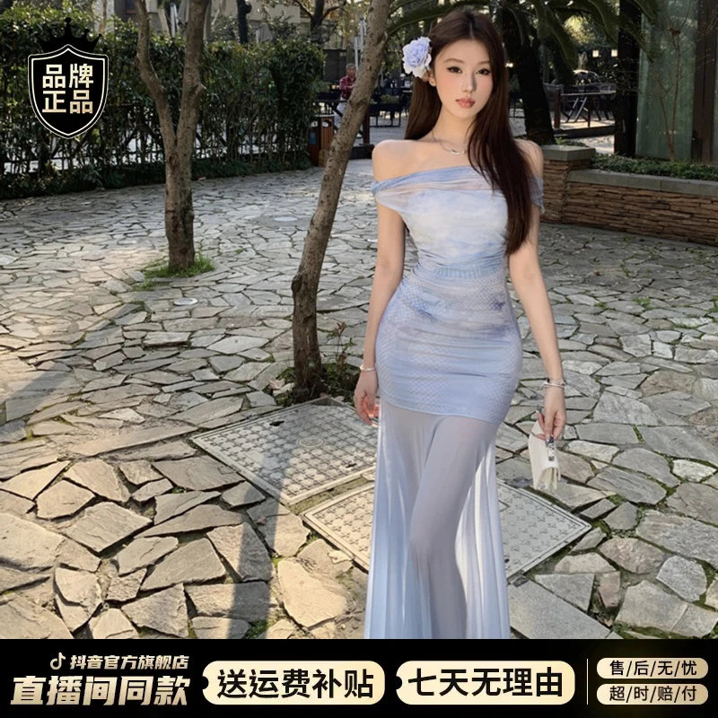 法式高级感纯欲风蓝色连衣裙子女夏2025新款斜领露肩薄纱包臀长裙