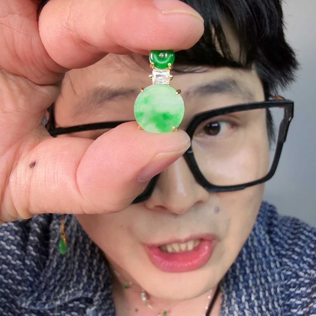 翡翠未镶嵌颈饰一件