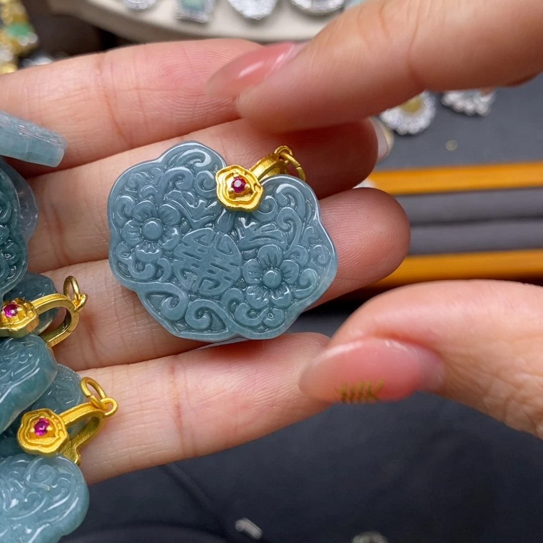 翡翠颈饰未镶嵌翡翠