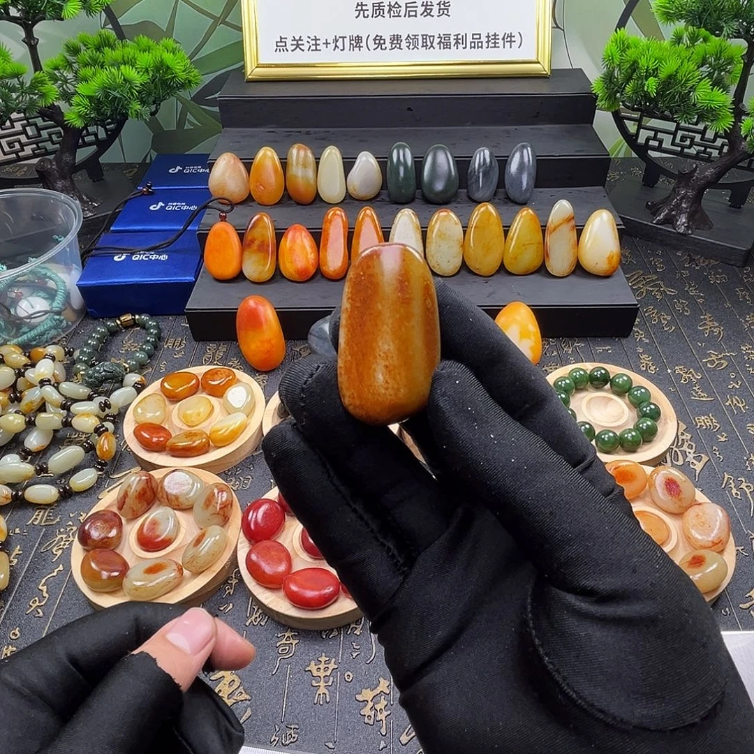 和田玉未镶嵌吊坠(赠链)