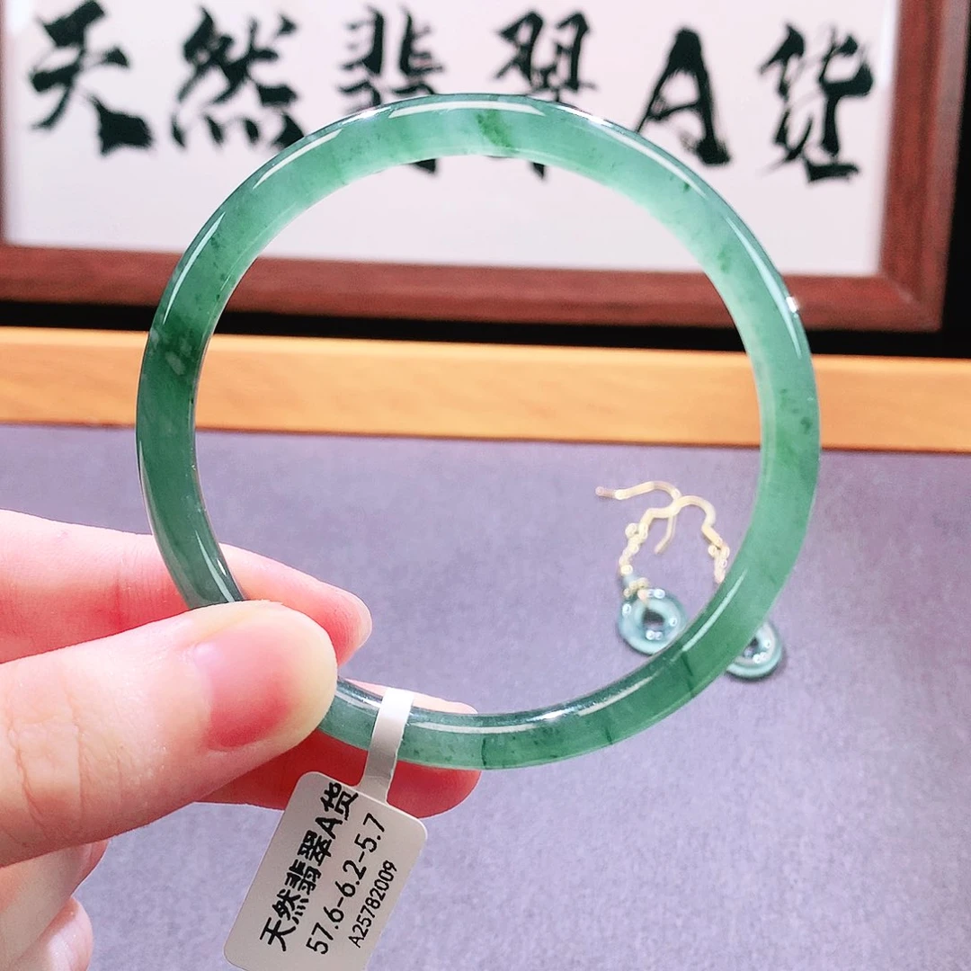 翡翠手镯未镶嵌天然翡翠