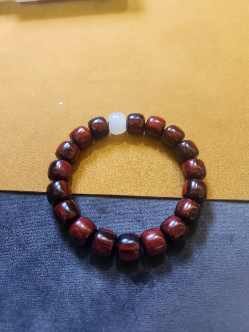 正宗印度小叶紫檀1.2鸡血红火焰纹配和田玉单圈手串