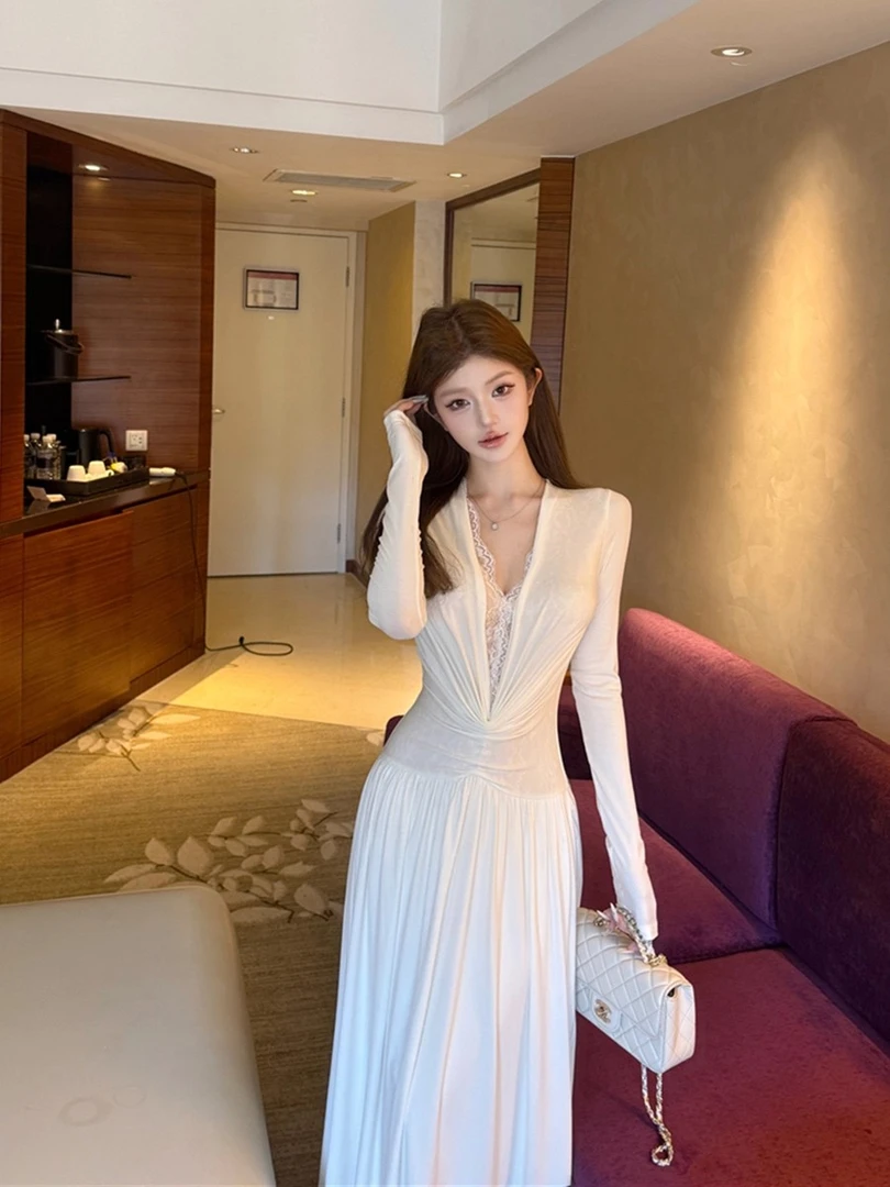 蕾丝拼接纯欲风v领长袖连衣裙女秋季修身收腰裙子设计感大摆长裙