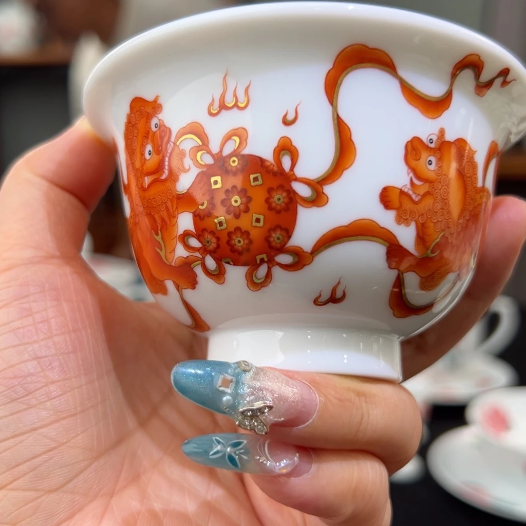 柴窑矾红双狮绣球压手杯