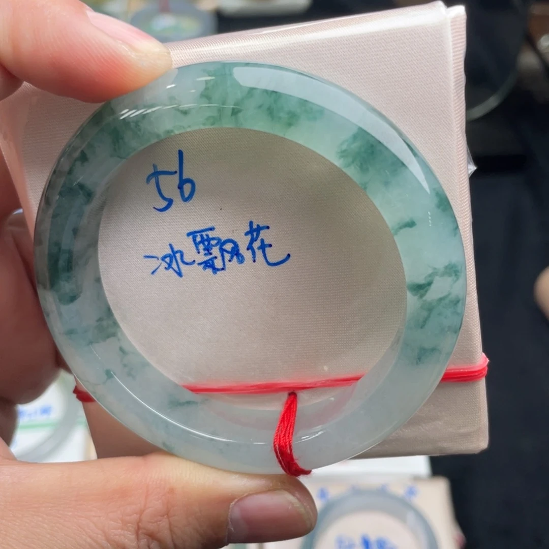 翡翠手镯未镶嵌翡翠手镯