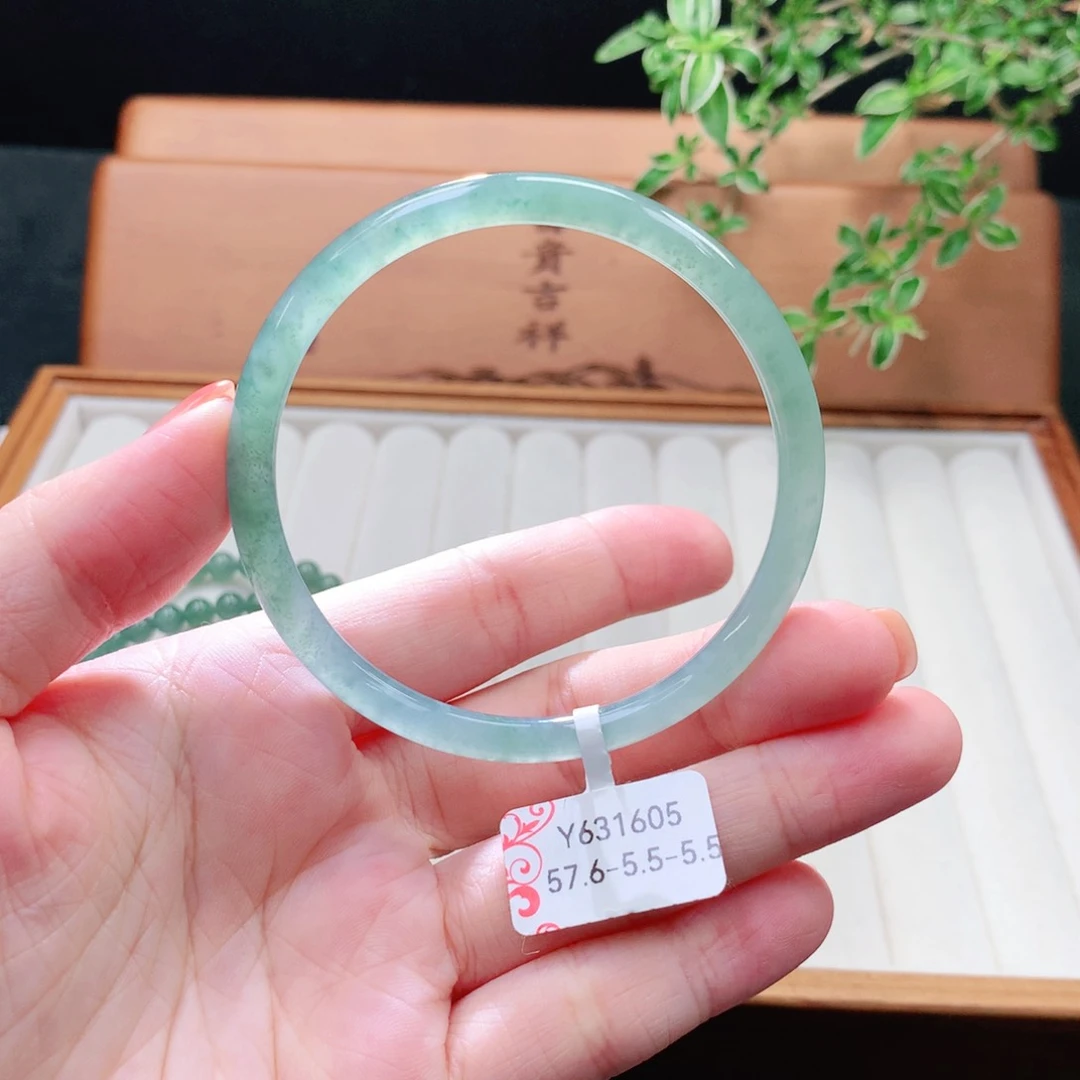 未镶嵌手镯（圆镯）翡翠