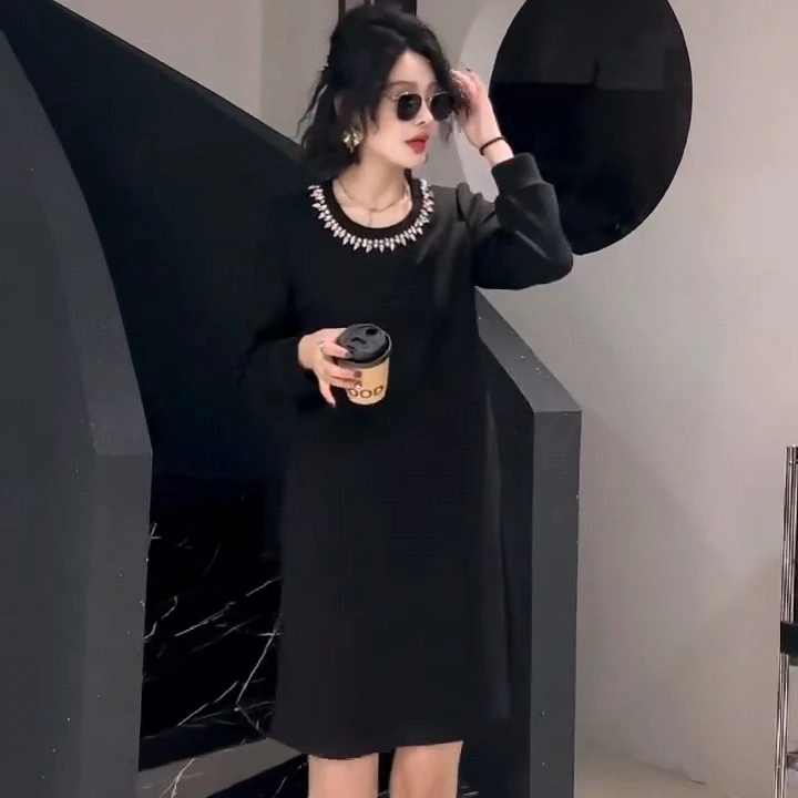 水钻领长袖黑色连衣裙优雅设计时尚之选