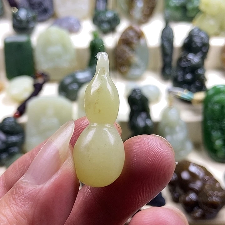 石***粉和田玉未镶嵌颈饰