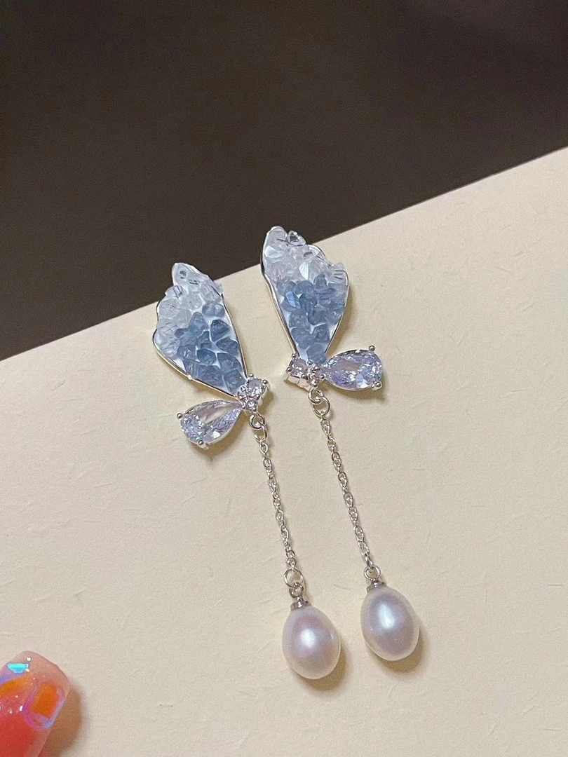 清透冰蓝色渐变蝴蝶耳钉 蝴蝶作为珠宝界的经典缪斯
