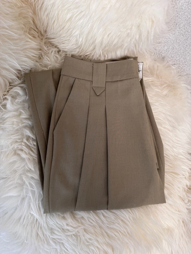 16195夏季新款卡其色捏褶直筒西装裤