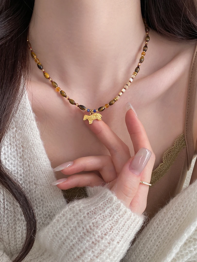 铜合金项链 马到成功美拉德串珠项链女轻奢精致复古虎眼石锁骨链