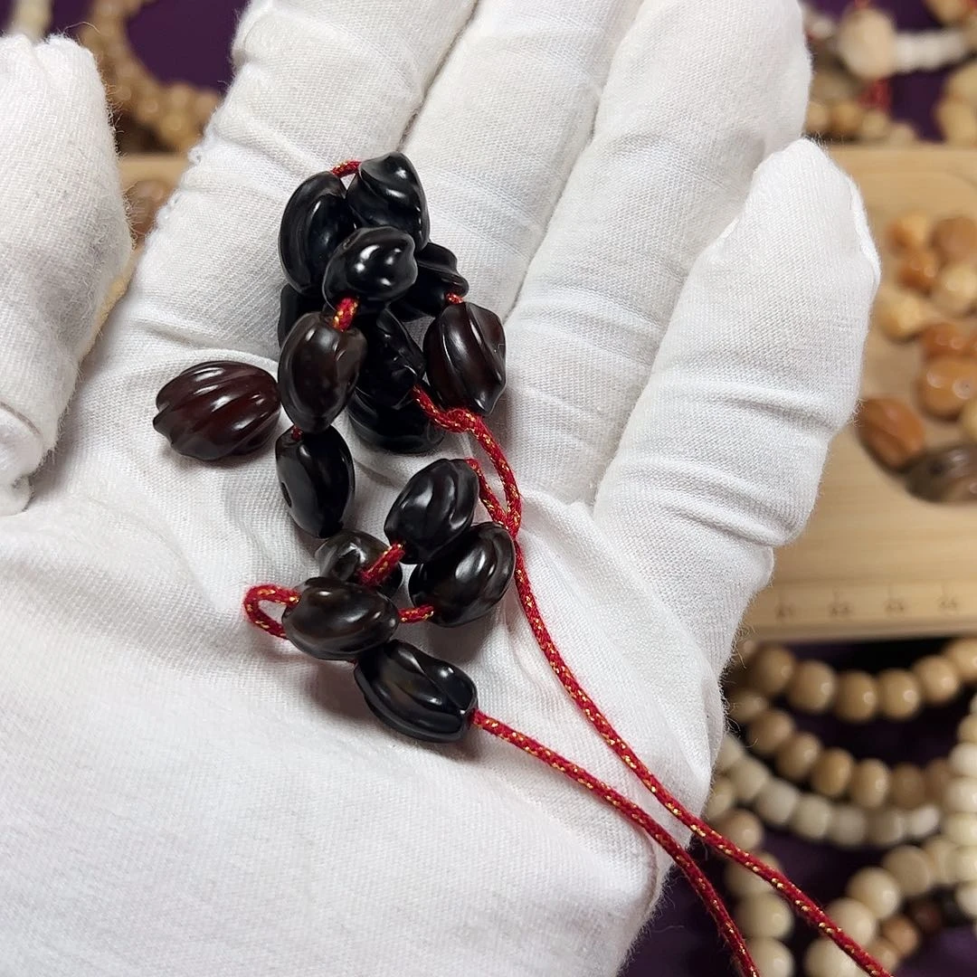 只买单纯的吊坠，没带链子，属的性质。合成立方氧化锆糖**果