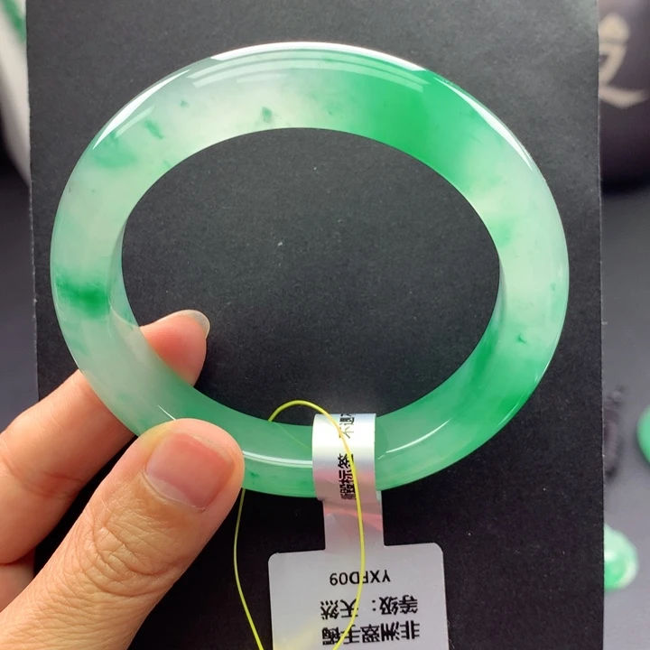 用***9未镶嵌手镯石英质玉