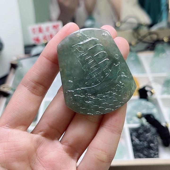 翡翠颈饰未镶嵌翡翠