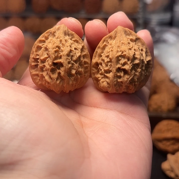 1文玩核桃独角樽鸡心35-528