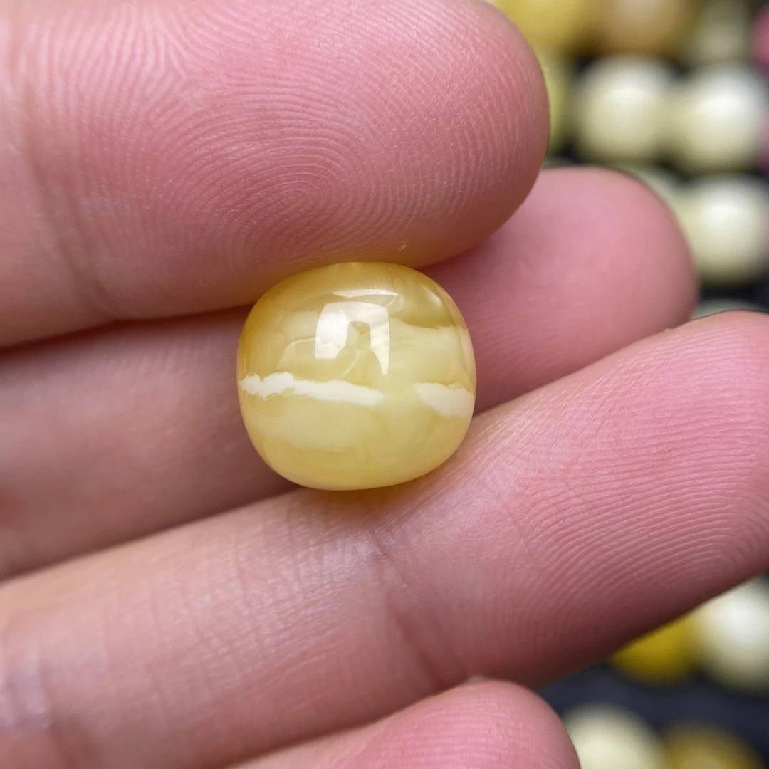 蜜蜡黄白飘花老型配饰11.7×11.0mm，金胶无优化杂裂，