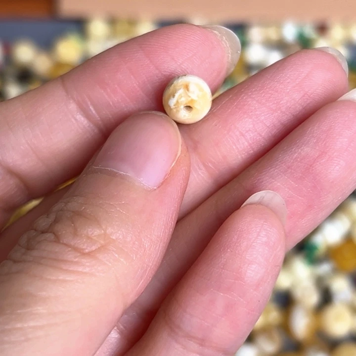 未镶嵌蜜蜡裸石7.3mm一个