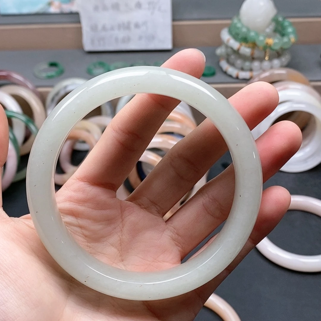 【闪购商品】石英质玉手镯未镶嵌璐