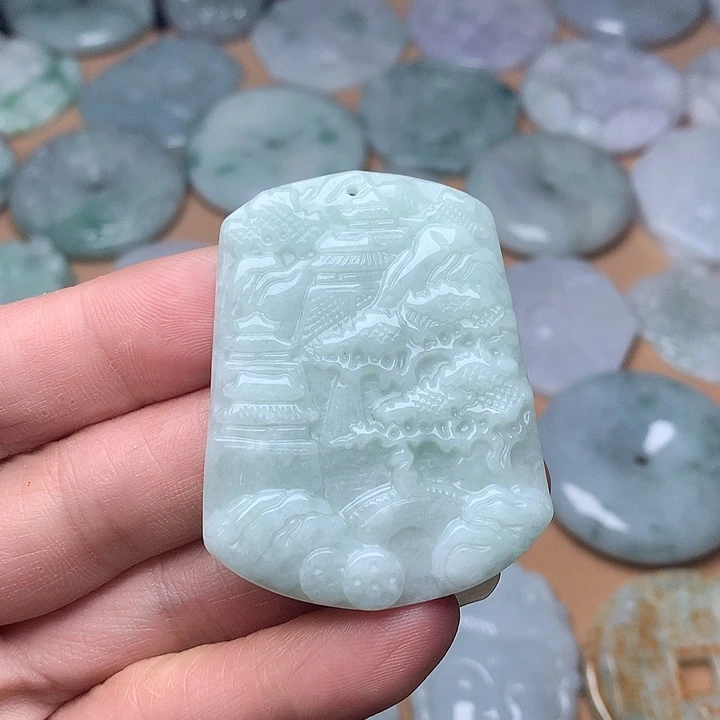 翡翠未镶嵌颈饰山水