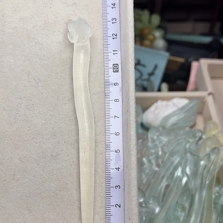 蛇纹石玉未镶嵌发簪梅