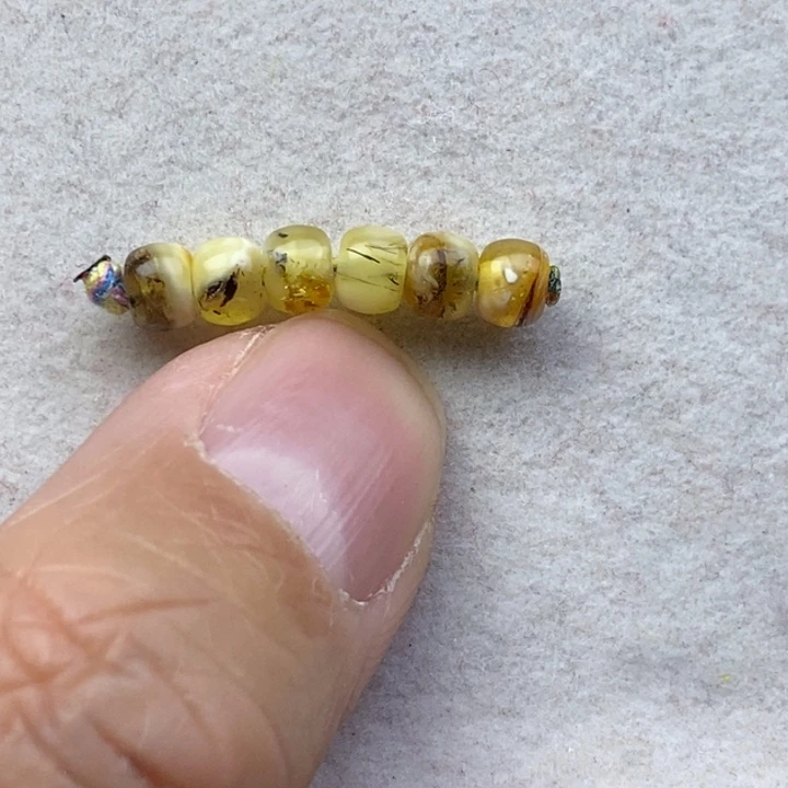 蜜蜡未镶嵌裸石微瑕小沙眼坑卡5